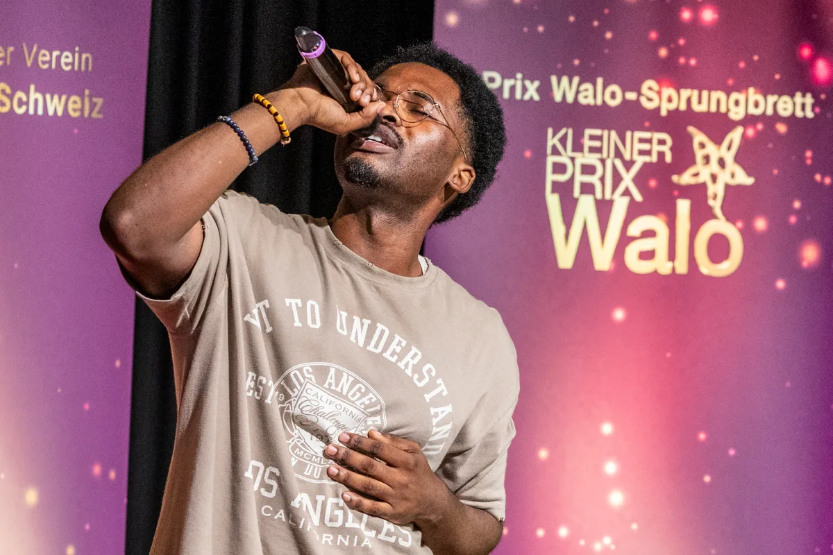 Lawren The III. überzeugte die Jury mit seiner Hip-Hop/Rap-Performance. Lawren The III. singt.
